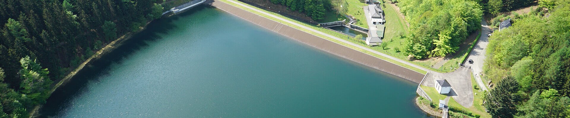 Die Genkeltalsperre: Staumauer aus der Vogelperspektive.