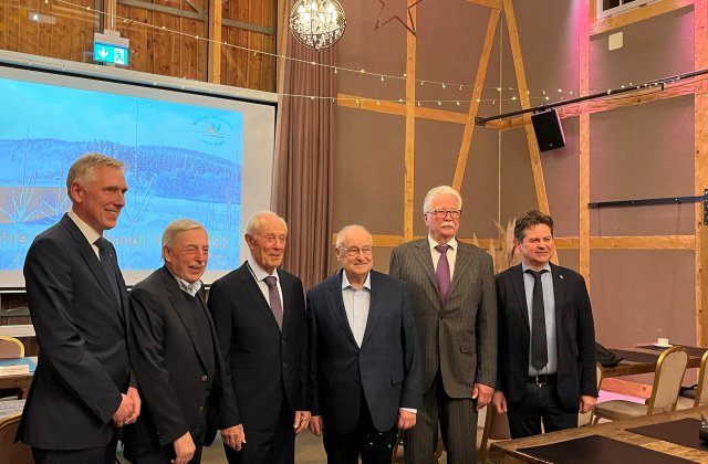 Gruppenfoto 100 Jahrfeier Aggerverband in der Scheune der Holsteinsmühle