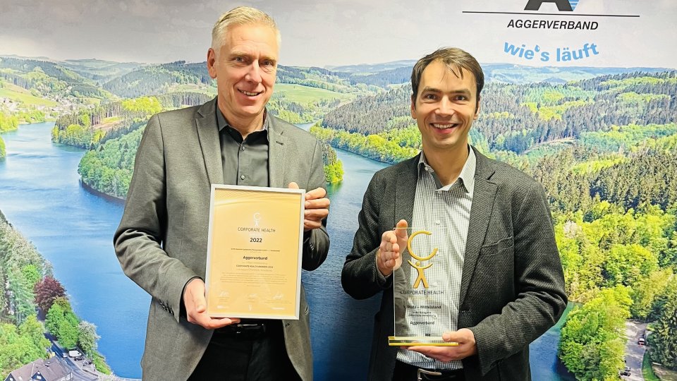 Dr. Uwe Moshage und Mario Bungart präsentieren die Auszeichnung des Corporate Health Awards (CHA)