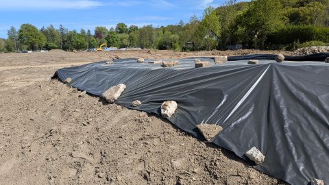 Das Material aus der obersten Bodenschicht muss für die technische Aufarbeitung vorbereitet werden. Mieten aus der obersten Bodenschicht - dieses Material ist für die maschinelle Trennung hergerichtet (verschiedene Stadien).