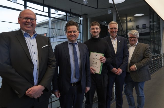 Förderpreisträger im Foyer der Technischen Hochschule Gummersbach mit Dekan und Vertretern des Aggerverbandes 2023