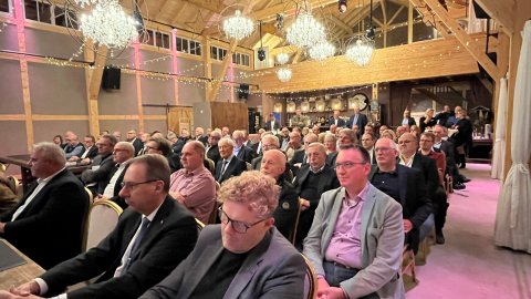 Besucher der 100 Jahrfeier des Aggerverbandes in der Holsteinsmühle in Nümbrecht