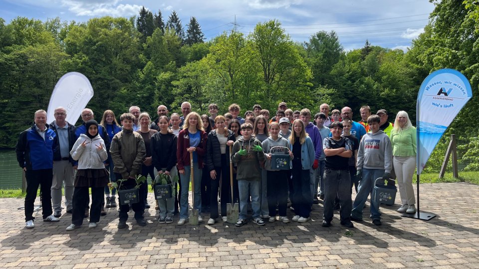 Schülerinnen und Schüler der Gesamtschule Reichhof bei der Pflanzaktion an der Wiehltalsperre