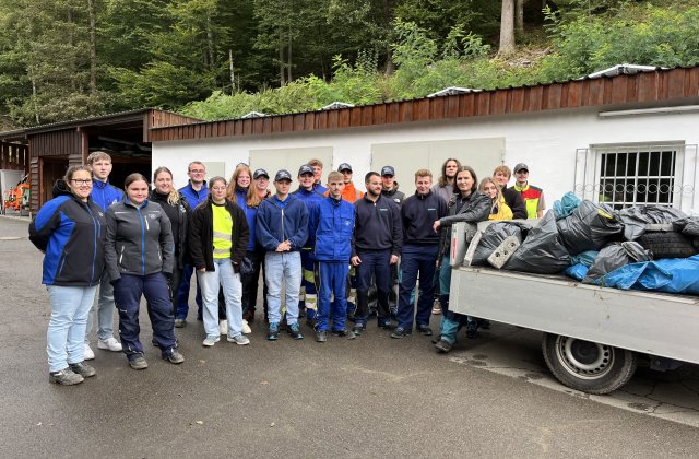 Azubi-Gruppe nach der Müllsammelaktion an der Aggertalsperre beim Azubi Social Day 2024