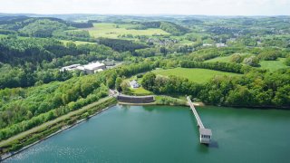 Wiehltalsperre aus der Vogelperspektive: Entnahmeturm im See.