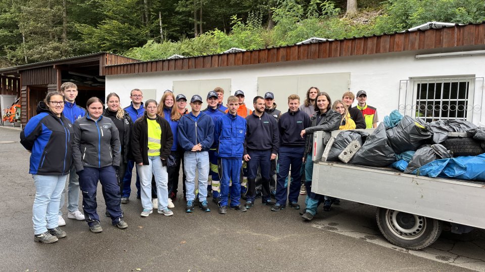 Azubi-Gruppe nach der Müllsammelaktion an der Aggertalsperre beim Azubi Social Day 2024