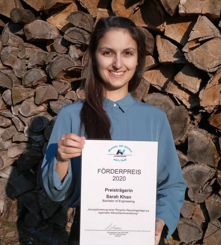 Sarah Khan mit der Urkunde des Förderpreises 2020