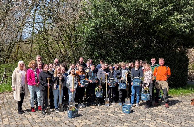 Gruppenbild Schülerinnen und Schüler der Gesamtschule Reichshof mit Sponsoren nach der Pflanzaktion an der Wiehltalsperre 2023