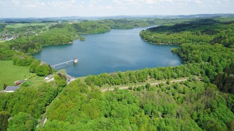 Wiehltalsperre aus der Vogelperspektive: Entnahmeturm im See.