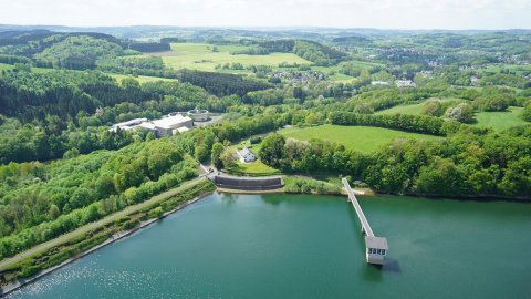 Wiehltalsperre aus der Vogelperspektive: Entnahmeturm im See.