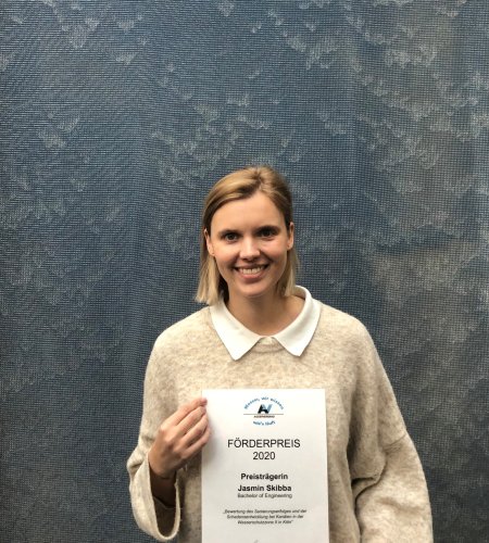 Jasmin Skibba mit der Urkunde des Förderpreises 2020