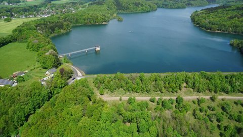 Wiehltalsperre aus der Vogelperspektive: Entnahmeturm im See.