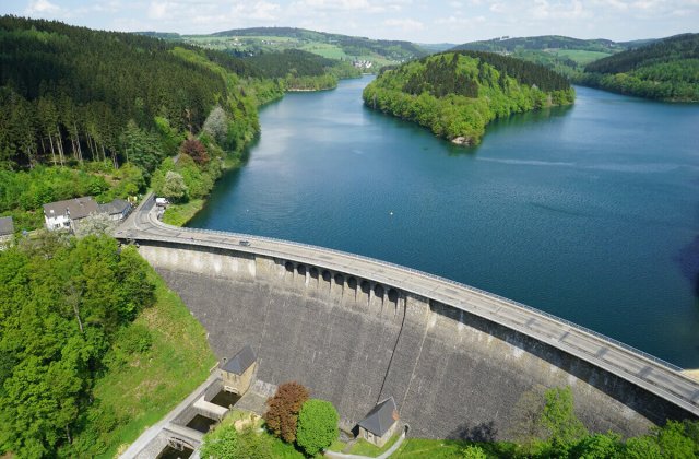 Luftaufnahme der Aggertalsperre, im Vordergrund die Staumauer
