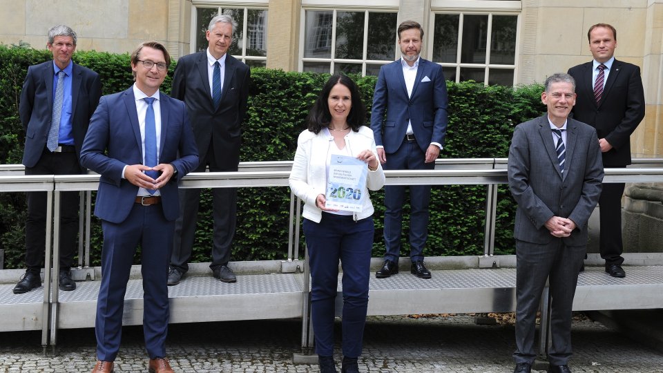 Neues Branchenbild der Wasserwirtschaft an Staatssekretärin im Bundesministerium für Wirtschaft und Energie übergeben