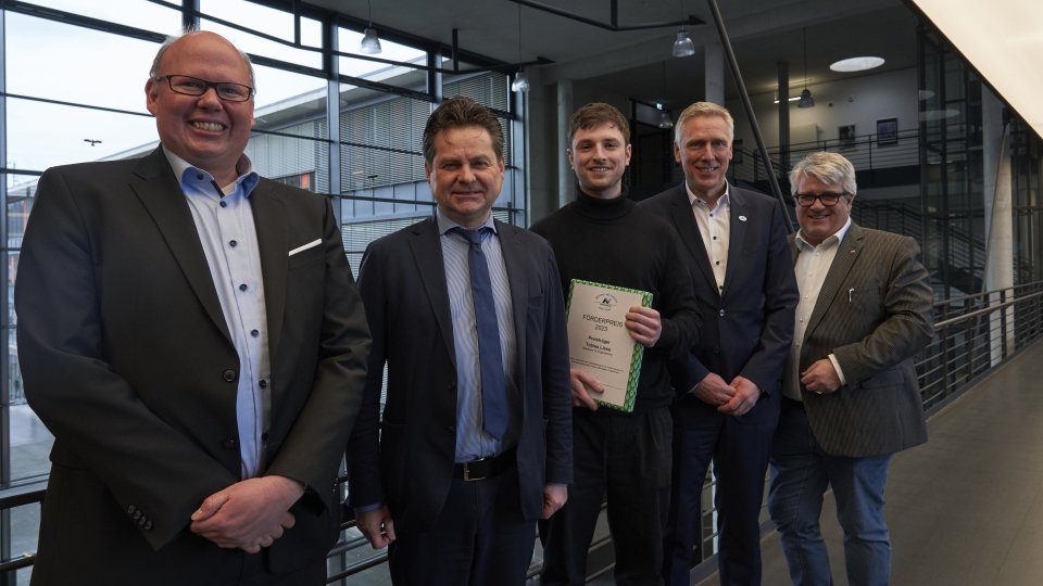 Förderpreisträger im Foyer der Technischen Hochschule Gummersbach mit Dekan und Vertretern des Aggerverbandes 2023