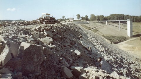 Wiehltalsperre im Bau: Entnahmeturm mit Damm