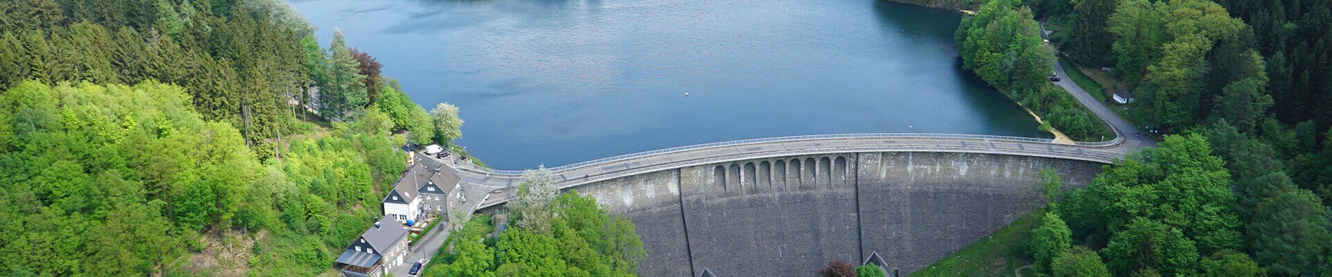 Die Aggertalsperre: Staumauer aus der Vogelperspektive.