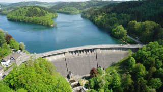 Luftaufnahme der Aggertalsperre, im Vordergrund die Staumauer