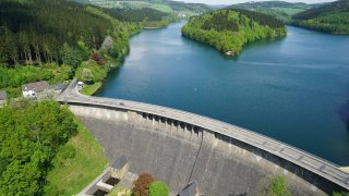 Luftaufnahme der Aggertalsperre, im Vordergrund die Staumauer