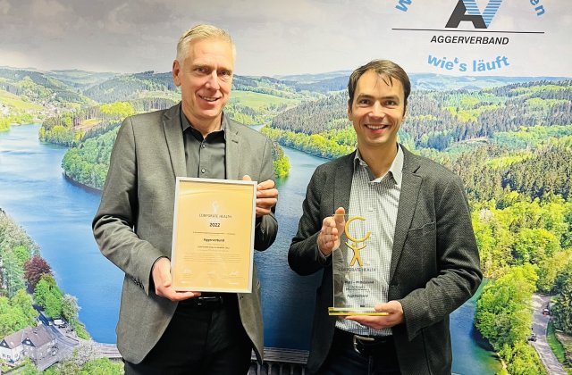 Dr. Uwe Moshage und Mario Bungart präsentieren die Auszeichnung des Corporate Health Awards (CHA)