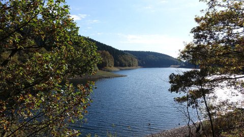 Genkeltalsperre: Blick auf den See im Oktober