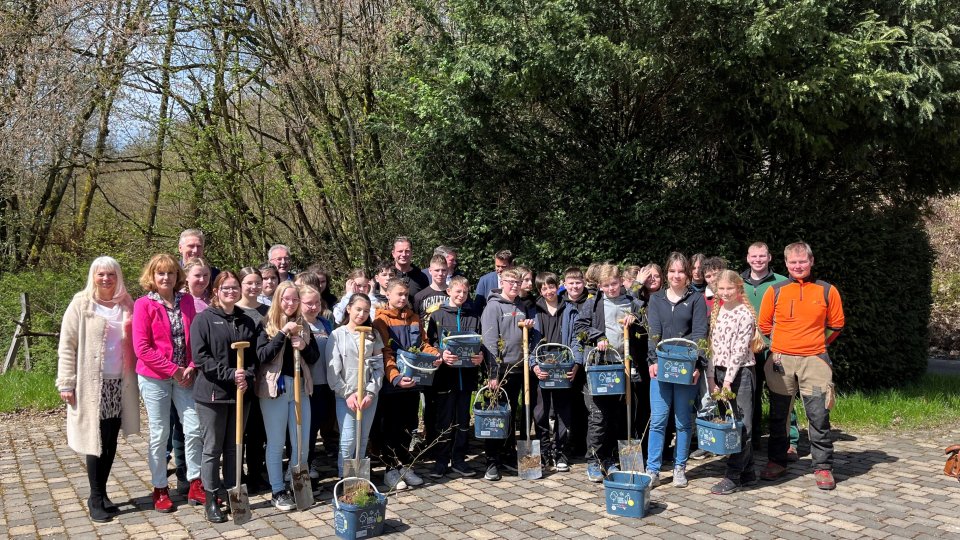 Gruppenbild Schülerinnen und Schüler der Gesamtschule Reichshof mit Sponsoren nach der Pflanzaktion an der Wiehltalsperre 2023