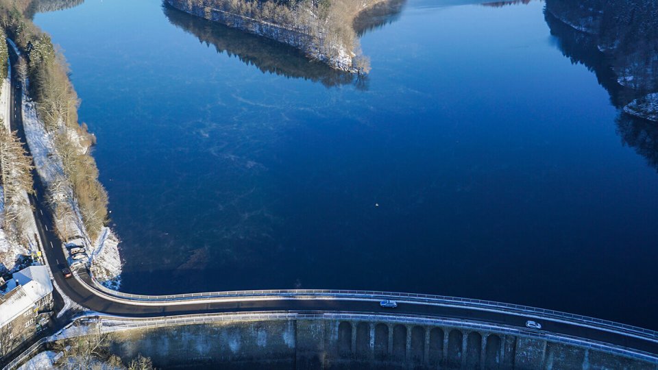 Die Aggertalsperre: Staumauer im Winter aus der Vogelperspektive.