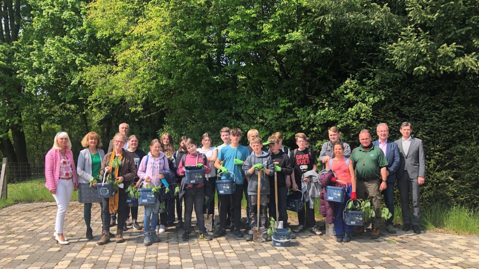 Gruppenbild des 7. Jahrgangs der Gesamtschule Reichshof nach der Pflanzaktion an der Wiehltalsperre