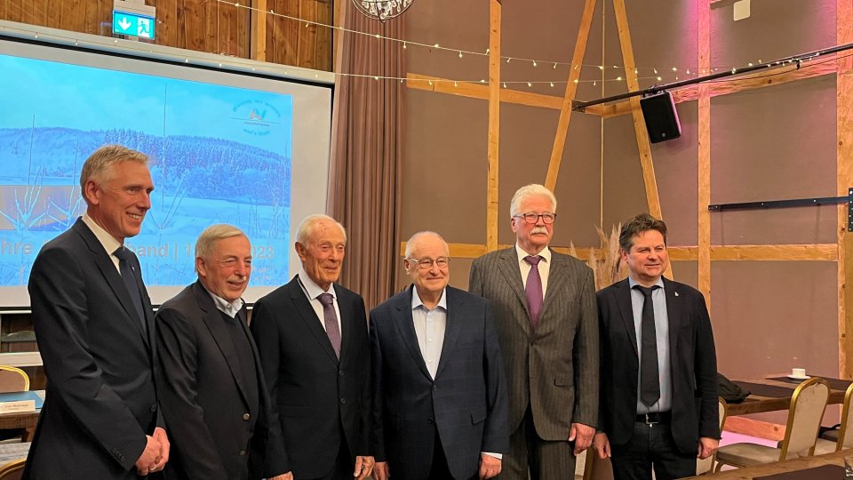 Gruppenfoto 100 Jahrfeier Aggerverband in der Scheune der Holsteinsmühle