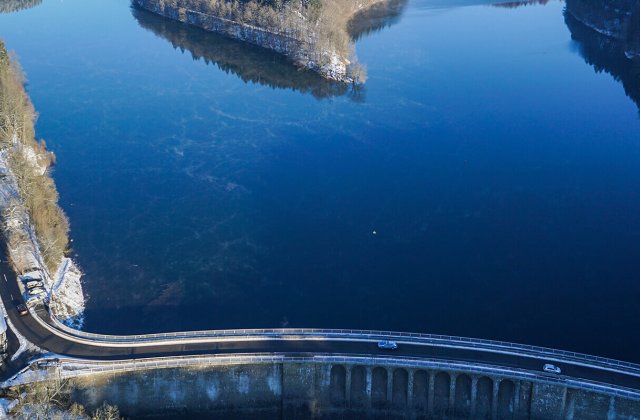 Die Aggertalsperre: Staumauer im Winter aus der Vogelperspektive.