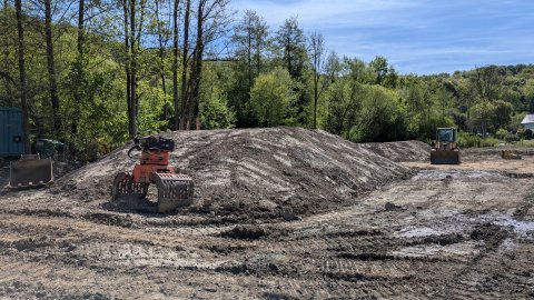 Das Material aus der obersten Bodenschicht muss für die technische Aufarbeitung vorbereitet werden. Mieten aus der obersten Bodenschicht - dieses Material ist für die maschinelle Trennung hergerichtet (verschiedene Stadien).