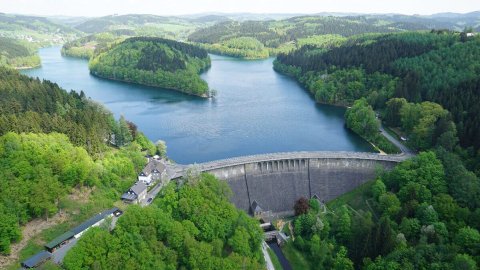 Luftaufnahme der Aggertalsperre, im Vordergrund die Staumauer