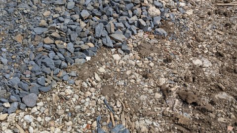 Der Betonabbruch wurde zerkleinert und für Baustraßen wieder verwendet (darüber eine Schottertragschicht).