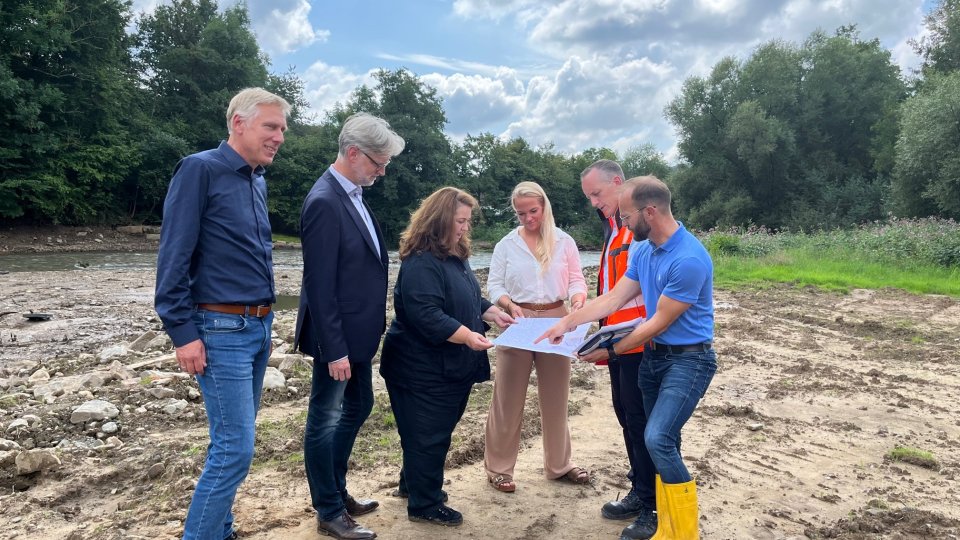 Pressetermin mit Vertretern des Aggerverbandes und der Stadt Rösrath an der Wehranlage Reusch 2023