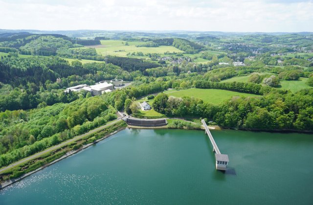 Wiehltalsperre aus der Vogelperspektive: Entnahmeturm im See.