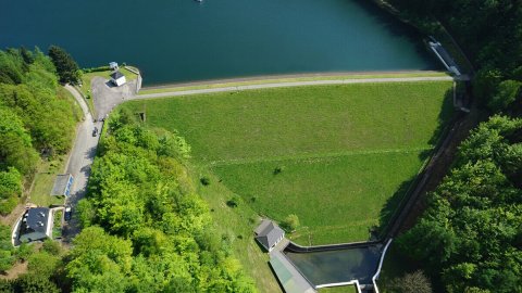 Genkeltalsperre: Luftansicht Damm