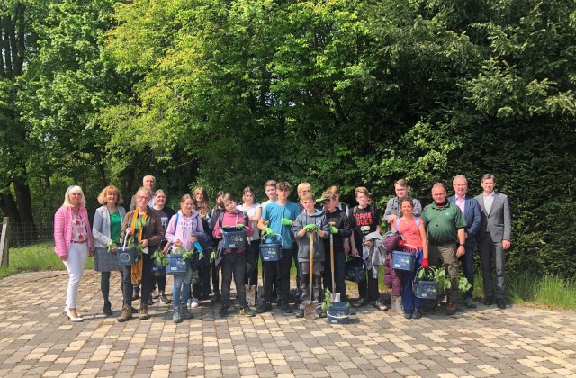 Gruppenbild des 7. Jahrgangs der Gesamtschule Reichshof nach der Pflanzaktion an der Wiehltalsperre