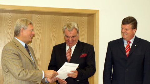 Übergabe des Förderbescheides durch das Land NRW