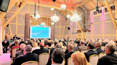 Besucher der 100 Jahrfeier des Aggerverbandes in der Holsteinsmühle bei der Präsentation von Uli Stücker