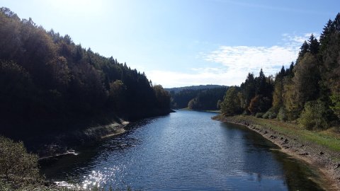 Genkeltalsperre: Blick auf den See im Oktober