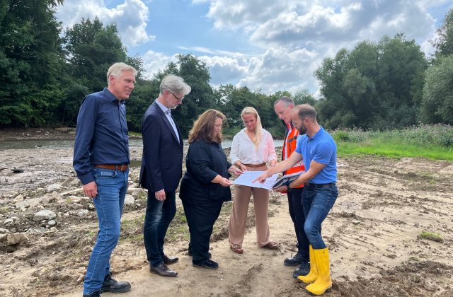 Pressetermin mit Vertretern des Aggerverbandes und der Stadt Rösrath an der Wehranlage Reusch 2023