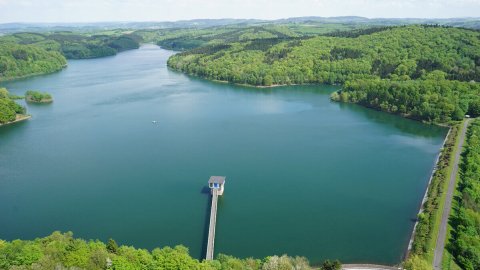 Wiehltalsperre aus der Vogelperspektive: Entnahmeturm im See.