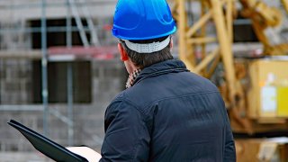 Projekte des Aggerverbands Projekte des Aggerverbands | Mitarbeiter auf Baustelle mit Bauhelm und Unterlagen