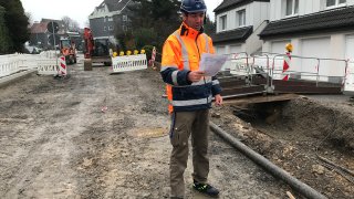 Aggerverband: Betriebsführung im Abwasserbereich Kanalbaustelle des Aggerverbands auf einer Straße in Gummersbach