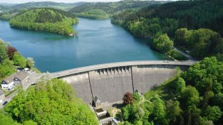 Luftaufnahme der Aggertalsperre, im Vordergrund die Staumauer Luftaufnahme der Aggertalsperre, im Vordergrund die Staumauer